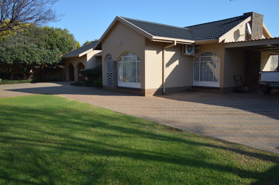 6 Bedroom Property for Sale in Flamwood North West